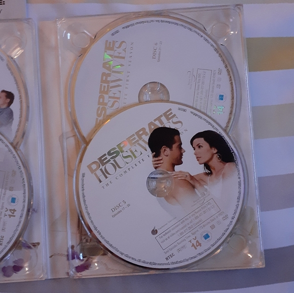 Desperate Housewives The Complete First Season 6 DVD Set - Picture 6 of 6